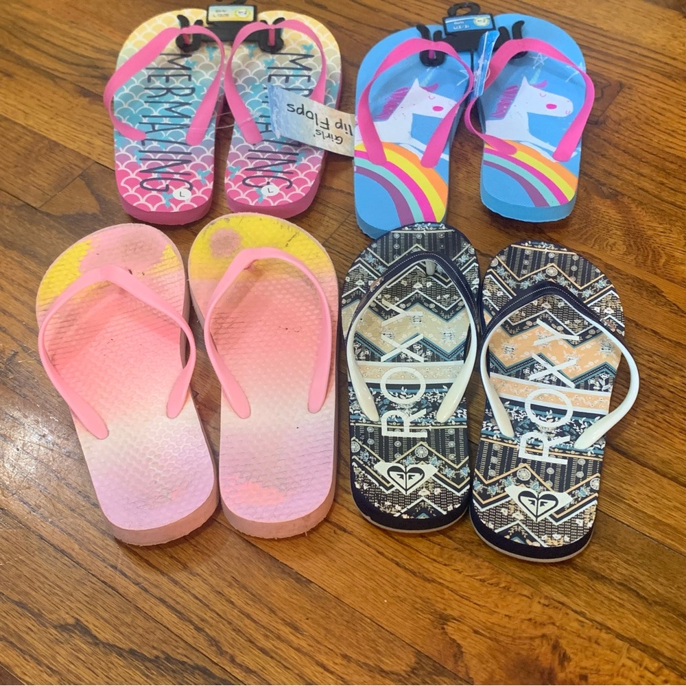 4 Pairs Girls Flip Flop Beach Sandal Shoes
2 / 3
NWT Mermaid & Rainbow
GUC Roxy - Picture 3 of 11